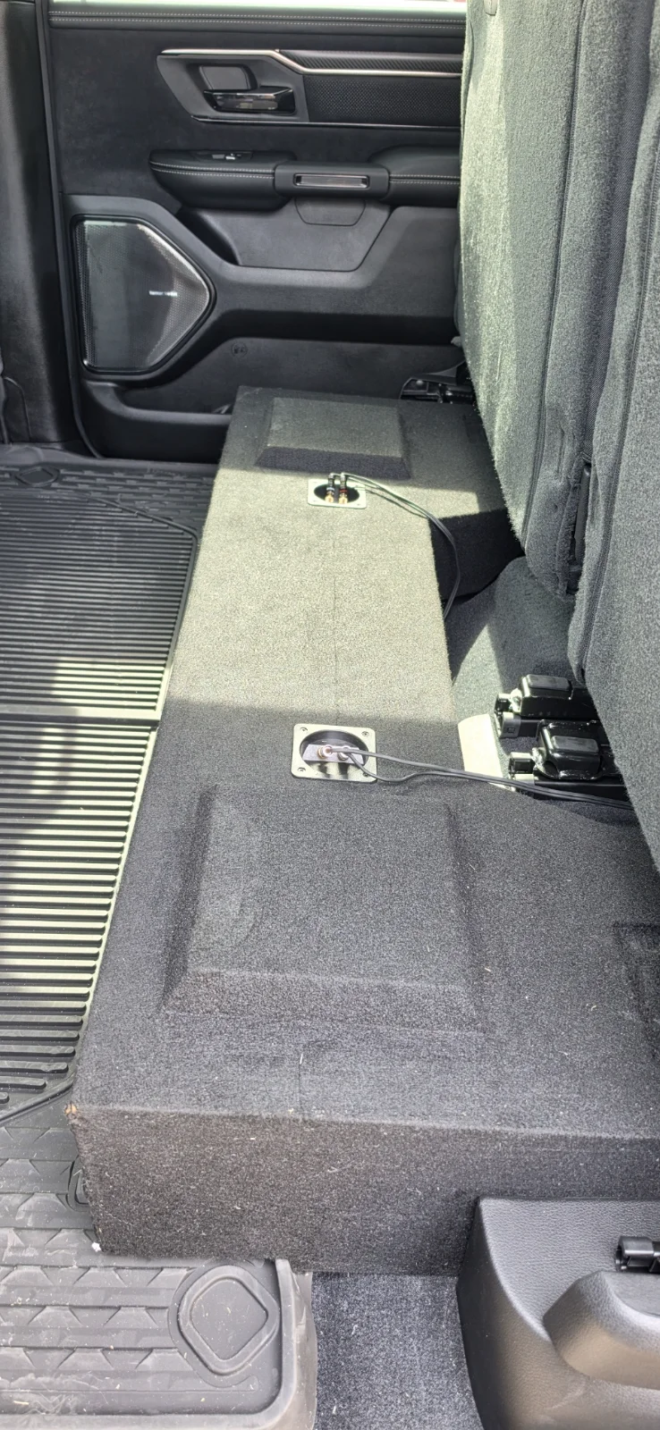 17-enclosure-under-rear-seat.webp